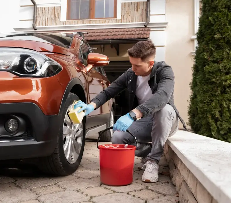 Lavage auto à domicile Bourdettes : professionnel intervenant sur un véhicule